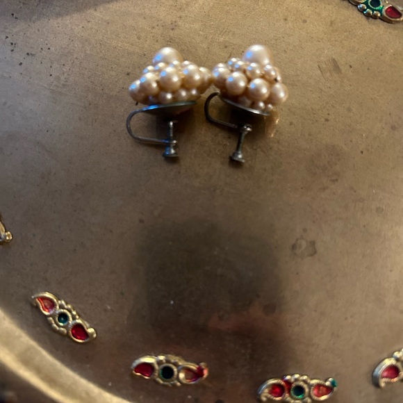 VTG Fake Pearl screw back earrings, very dainty!! - Picture 3 of 6